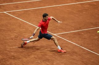 Тенис функционер дава съвети на Димитров