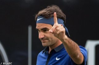 Федерер започна защитата на трофея с чиста победа
