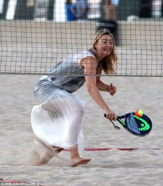 Шарапова се забавлява с плажен тенис (снимки)