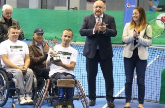 Министър Кралев награди победители от турнир за хора с увреждания