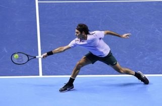 Федерер загуби сет, но продължава