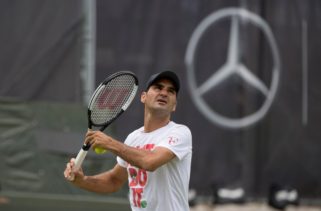 Федерер е на победа от първото място в света