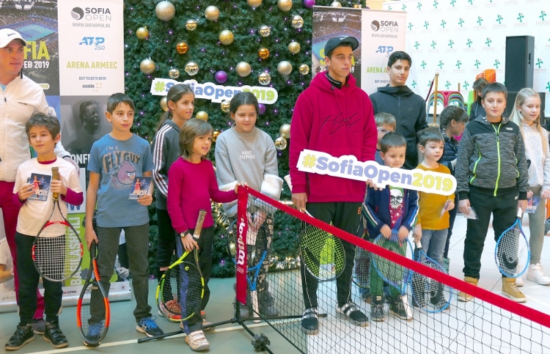 Адриан Андреев игра тенис с десетки деца под коледна елха
