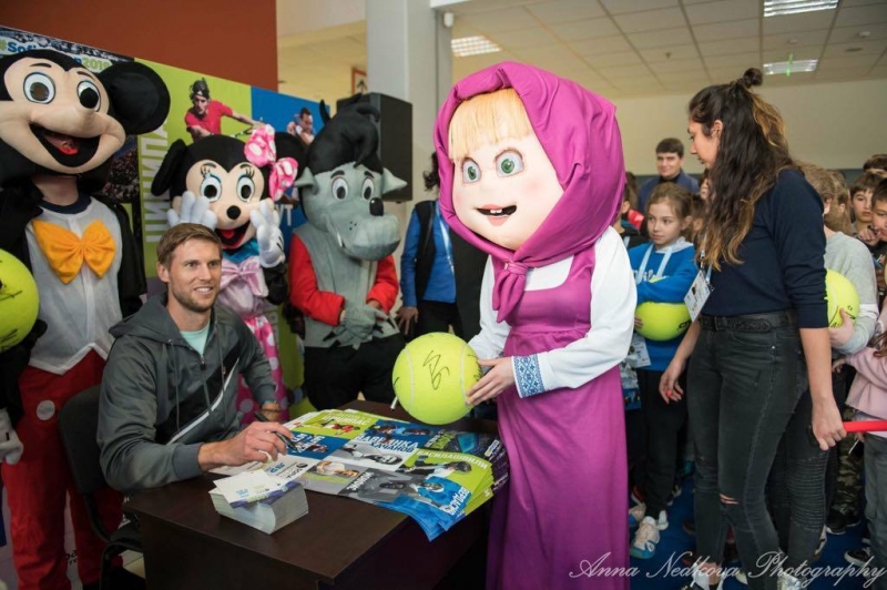Продават топки с автографи на тенис звезди в подкрепа на болно дете