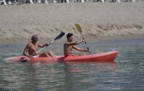 Джокович разпуска в кану и с йога на плажа (снимки)